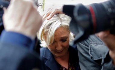 Demonstruesit godasin me vezë Marine Le Pen (Video)
