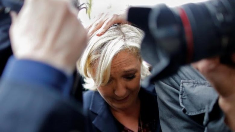 Demonstruesit godasin me vezë Marine Le Pen (Video)