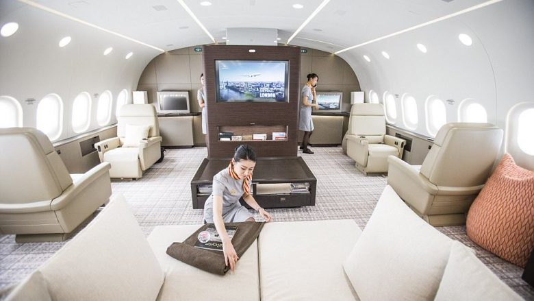 Dhoma gjumi, tualet me xhakuzi e bare luksoze: Brenda aeroplanit privat më të madh në botë (Foto/Video)