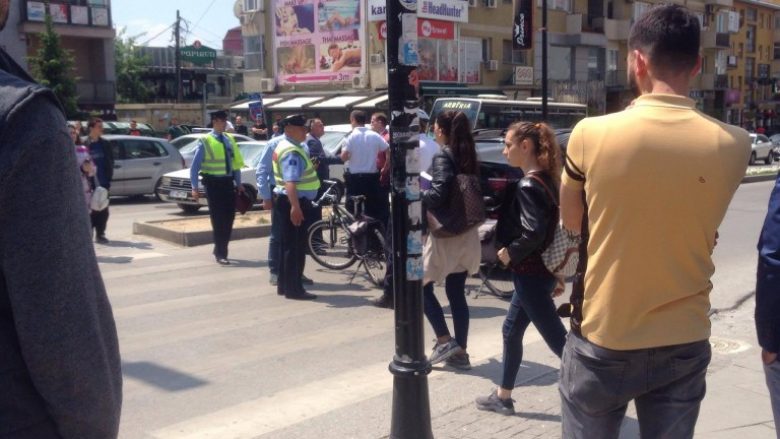 Policia ndërhyn në një rrahje në qendër të Prishtinës (Foto/Video)