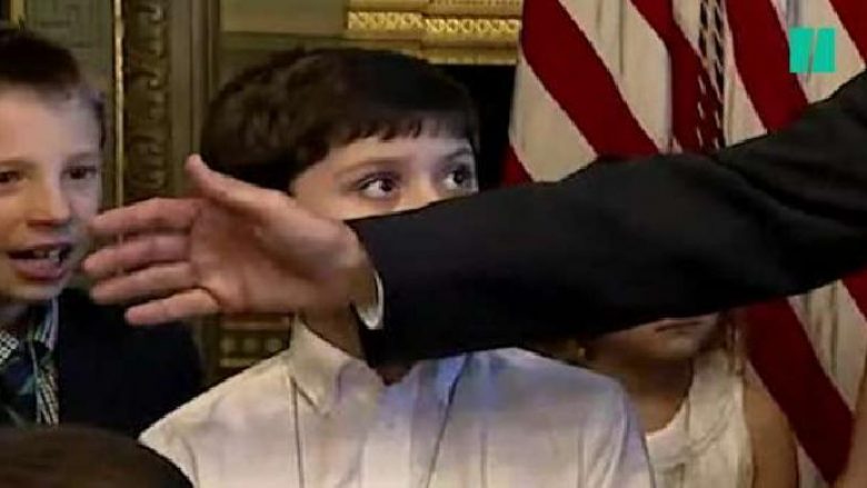 E goditi pa dashje, fëmija insiston se zëvendëspresidenti amerikan duhet t’i kërkojë falje (Video)