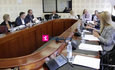 Deputetët refuzojnë raportin e sekretarit të Ministrisë