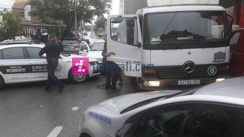 Aksident në Prishtinë, përfshihen dy vetura dhe një kamion (Foto)