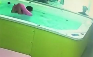 Momenti kur vogëlushi për pak sa nuk mbytet në pishinë, pasi i ngeci koka në gomën që ishte kthyer përmbys (Video, +16)