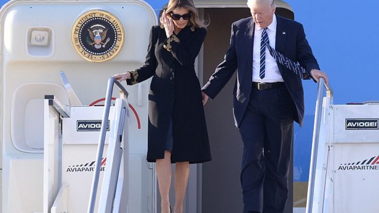 Momenti kur Melania sërish refuzon t’i jep dorën Trumpit gjatë vizitës në Itali (Foto/Video)