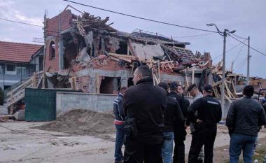 Momenti i rrënimit të xhamisë në periferi të Beogradit (Foto/Video)