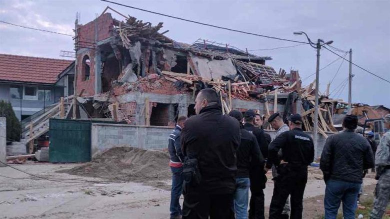 Momenti i rrënimit të xhamisë në periferi të Beogradit (Foto/Video)