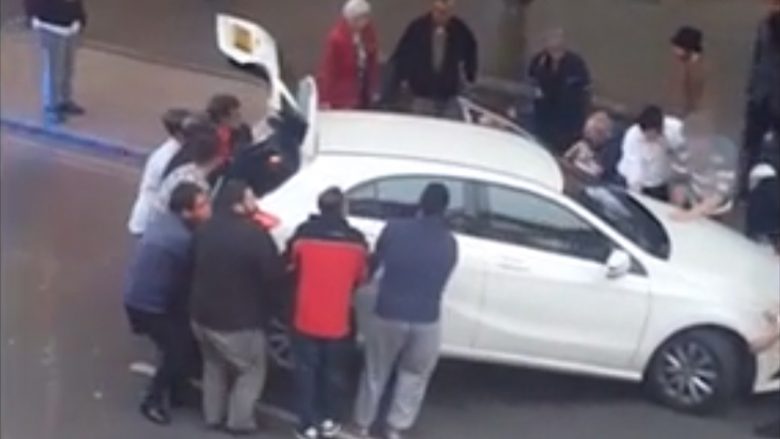 Momenti kur 15 burra ngritin Mercedesin për ta nxjerrë shtatëvjeçarin që kishte përfunduar nën veturë pas aksidentit (Video)