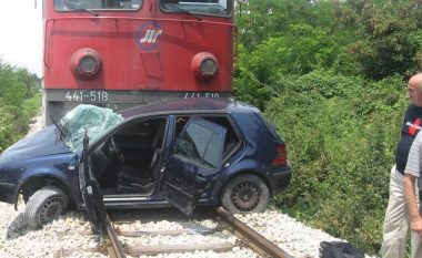 Treni godet makinën, shoferi kalon pa lëndime në hekurudhën Koçani-Veles (Foto)