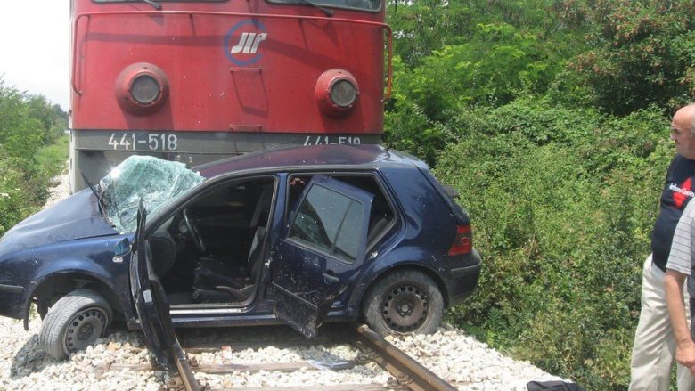 Treni godet makinën, shoferi kalon pa lëndime në hekurudhën Koçani-Veles (Foto)