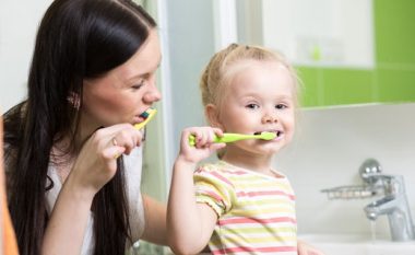 Larja e dhëmbëve te fëmijët duhet patjetër të bëhet shprehi