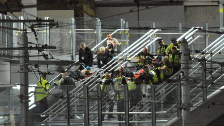 Trupa të pajetë, persona të mbuluar në gjak e panik: Detaje nga sulmi në Manchester Arena (Foto/Video, +18)