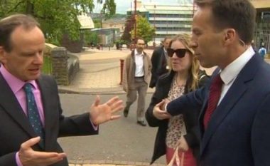 Gazetari i BBC-së ia prekë aksidentalisht gjoksin kalimtares, derisa ishte në transmetim të drejtpërdrejt (Video)