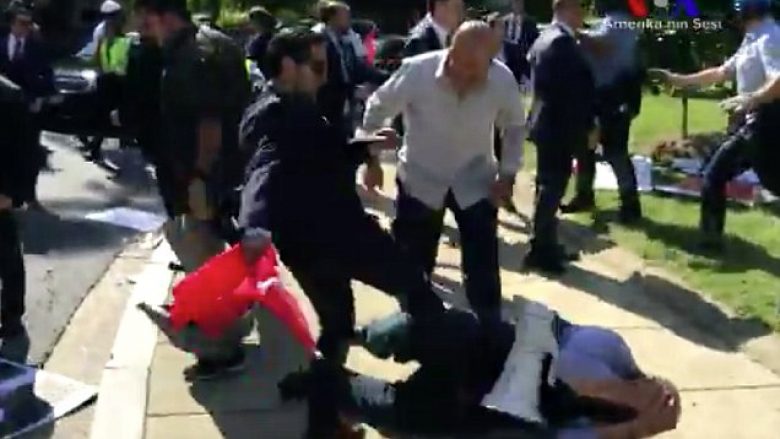 Përleshje në Washington, truprojat e Erdoganit sulmojnë protestuesit kurdë (Video)
