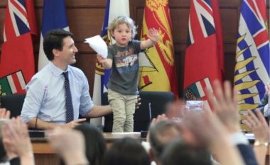 Kryeministri kanadez në punë me të birin (Foto)