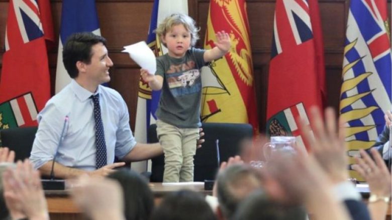 Kryeministri kanadez në punë me të birin (Foto)