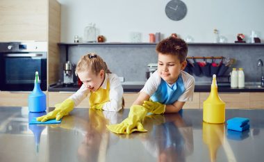 Fëmijët të cilët ndihmojnë në punët e shtëpisë janë më të suksesshëm – kurrë nuk është shumë herët…