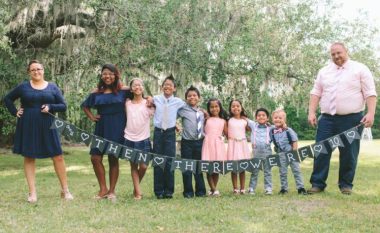 Familja amerikane adopton shtatë fëmijë, që janë motra dhe vëllezër (Foto)