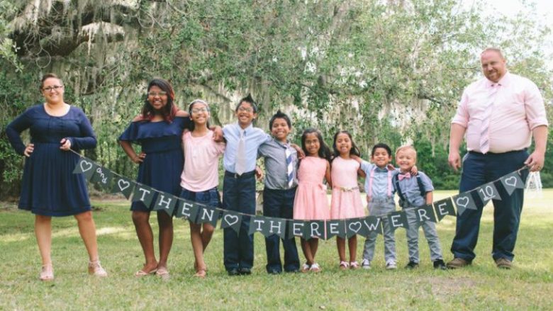 Familja amerikane adopton shtatë fëmijë, që janë motra dhe vëllezër (Foto)