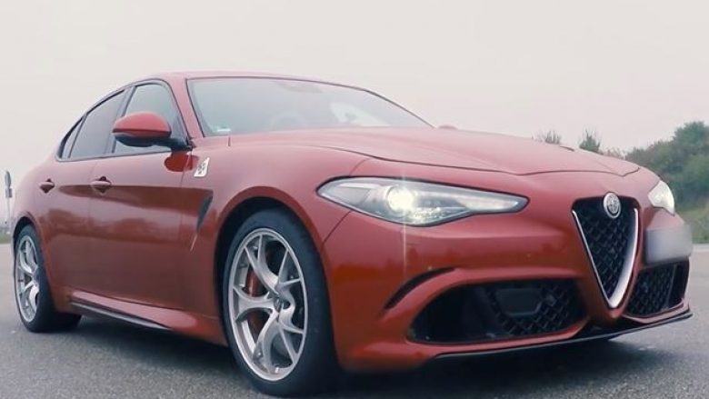 Alfa Romeo Giulia arrin shpejtësi marramendëse në autostradë (Video)