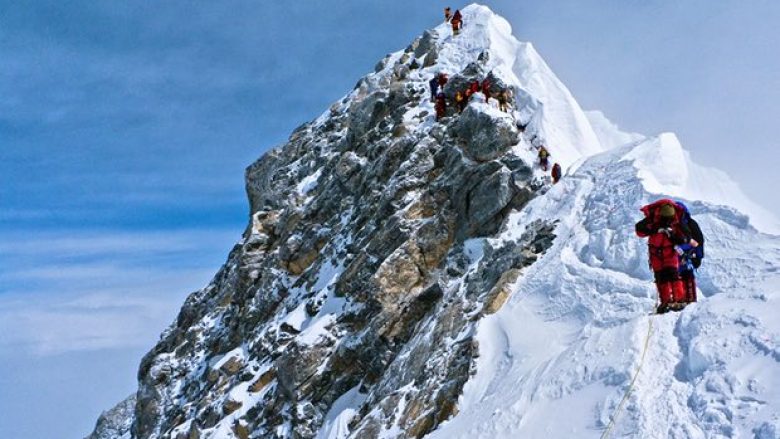 Alpinistët konfirmojnë shembjen në malin Everest