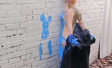 Artistet krijojnë murale me trupat e zhveshura të tyre (Video)