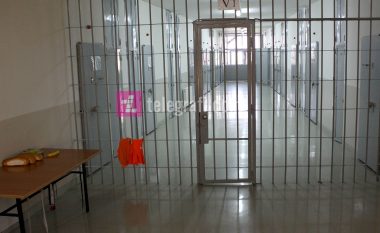 Mbikëqyrësi i burgut të Shtipit kapet duke marrë ryshfet nga i burgosuri