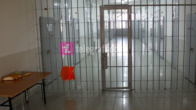 Mbikëqyrësi i burgut të Shtipit kapet duke marrë ryshfet nga i burgosuri