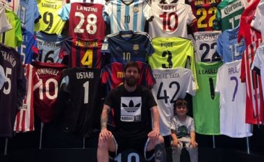 Messi prezanton koleksionin special të fanellave (Foto)