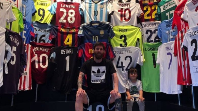 Messi prezanton koleksionin special të fanellave (Foto)