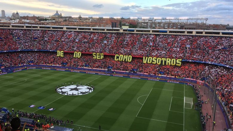 Tifozët e Atleticos thumbojnë ata të Realit në koreografinë para takimit në LK (Foto)