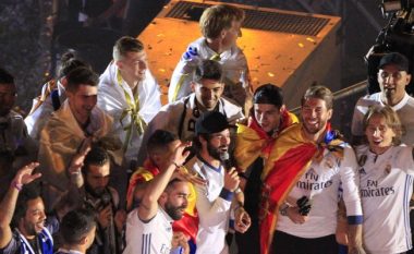 Isco ngacmon Piquen në festen e kampionëve, pas yllit të Realit fillojnë edhe tifozët njëzëri (Video)