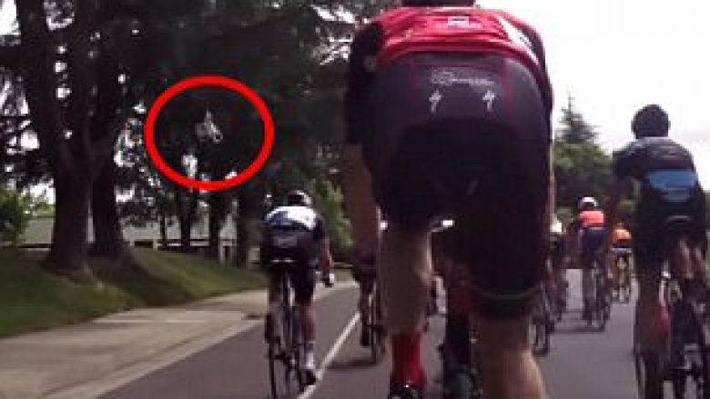 Droni jashtë kontrollit goditi biçikletën dhe shkaktoi rrotullimin e çiklistit (Video)