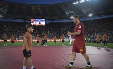 Totti u largua nga Roma, por ai ia dorëzoi shiritin e kapitenit një talenti të jashtëzakonshëm romak (Foto)