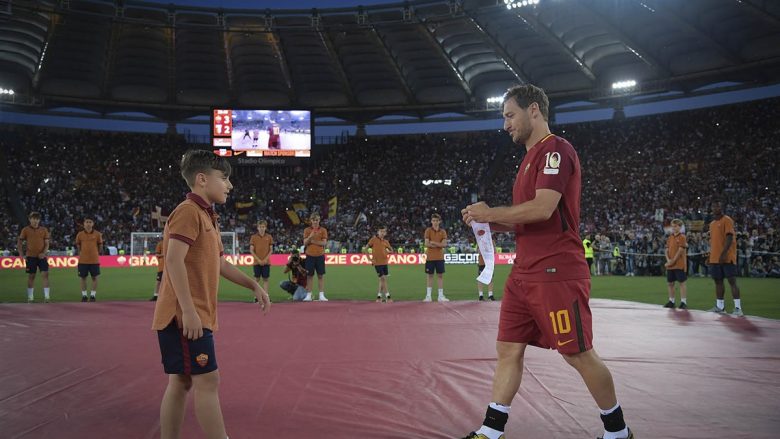 Totti u largua nga Roma, por ai ia dorëzoi shiritin e kapitenit një talenti të jashtëzakonshëm romak (Foto)