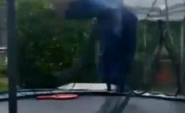 Familjarët nuk ndalojnë së qeshuri me xhaxhain që u rrotullua dhe ra jashtë trampolinës (Video)