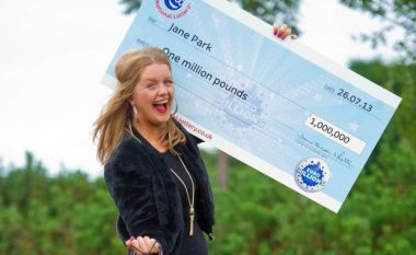 Fituesja e lotarisë këshillon shoqen se si mund të fitojë preminë! (Foto)