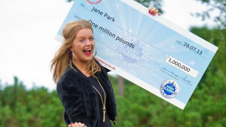 Fituesja e lotarisë këshillon shoqen se si mund të fitojë preminë! (Foto)