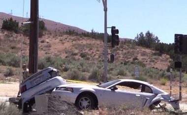 Fordi përplaset dhe ndahet në gjysmë, shoferi shpëton me lëndime të lehta (Video)