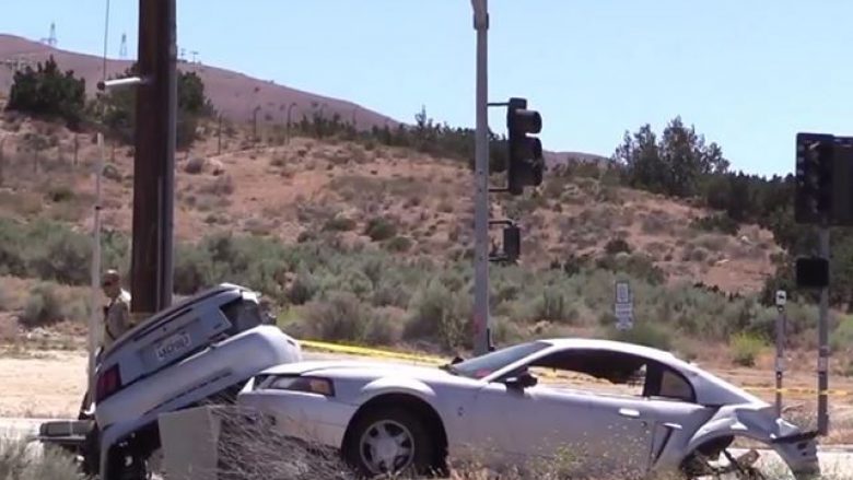 Fordi përplaset dhe ndahet në gjysmë, shoferi shpëton me lëndime të lehta (Video)