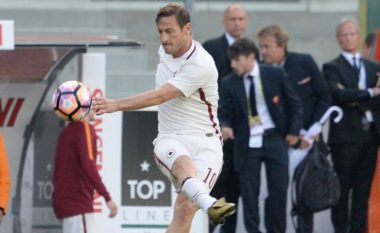 Tifozët e Lazios me kritika dhe sarkazëm kundrejt Romës për trajtimin që i bëhet Tottit