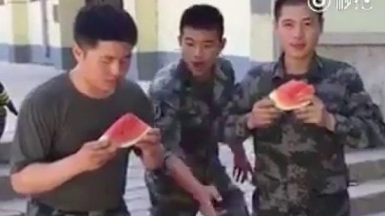 Kinezi që e ha shalqirin me “xhirim të përshpejtuar” (Video)