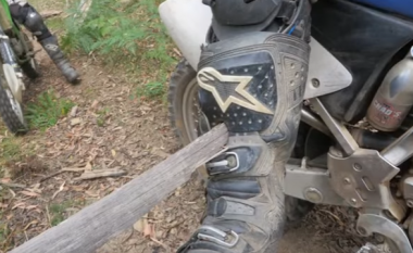 Gjatë udhëtimit me motoçikletë, i ngulet në këmbë një shtizë druri (Video)