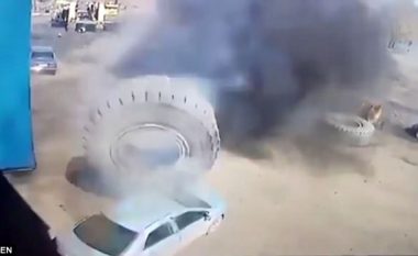 Goma e kamionit që u fry së tepërmi, eksplodoi dhe ra mbi një veturë (Video)