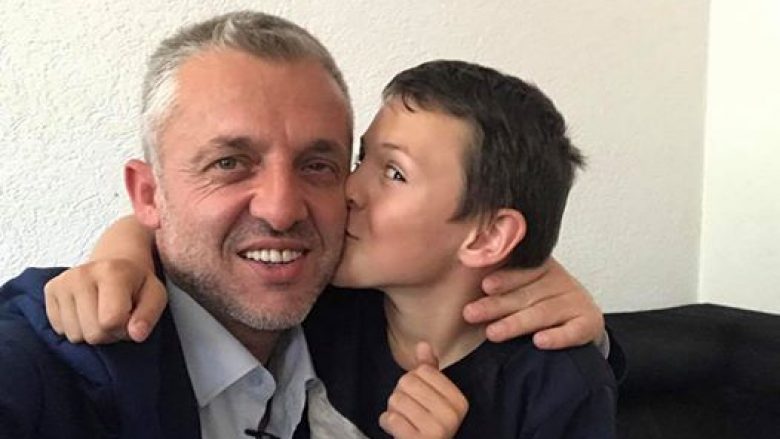 Fetahu 10-vjeçar nga Tetova, bëhet me kulm mbi kokë (Foto/Video)