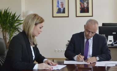Ministri Zharku nënshkroi Udhëzimin Administrativ  për shfrytëzim të tokave rrugore