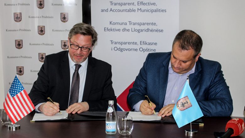 USAID nënshkruan marrëveshje për transparencë me Komunën e Prishtinës
