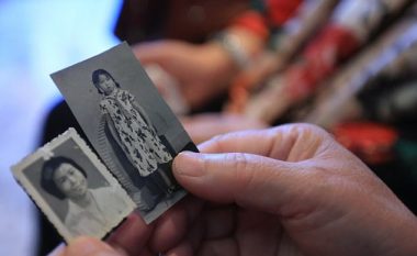 Prekëse: Ishte ndarë nga familja që në fëmijëri, takohet me motrat pas 58 vitesh (Foto)