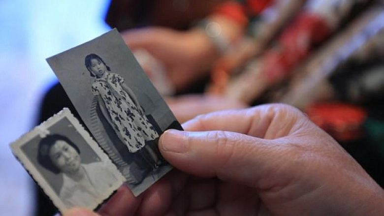Prekëse: Ishte ndarë nga familja që në fëmijëri, takohet me motrat pas 58 vitesh (Foto)
