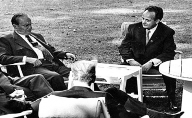 “Unë nuk ‘mbijetova’ – dikush më shpëtoi”: Përkthyesi personal i Titos rrëfen për jetën dramatike të tij, “para dhe me ish-presidentin Jugosllav”